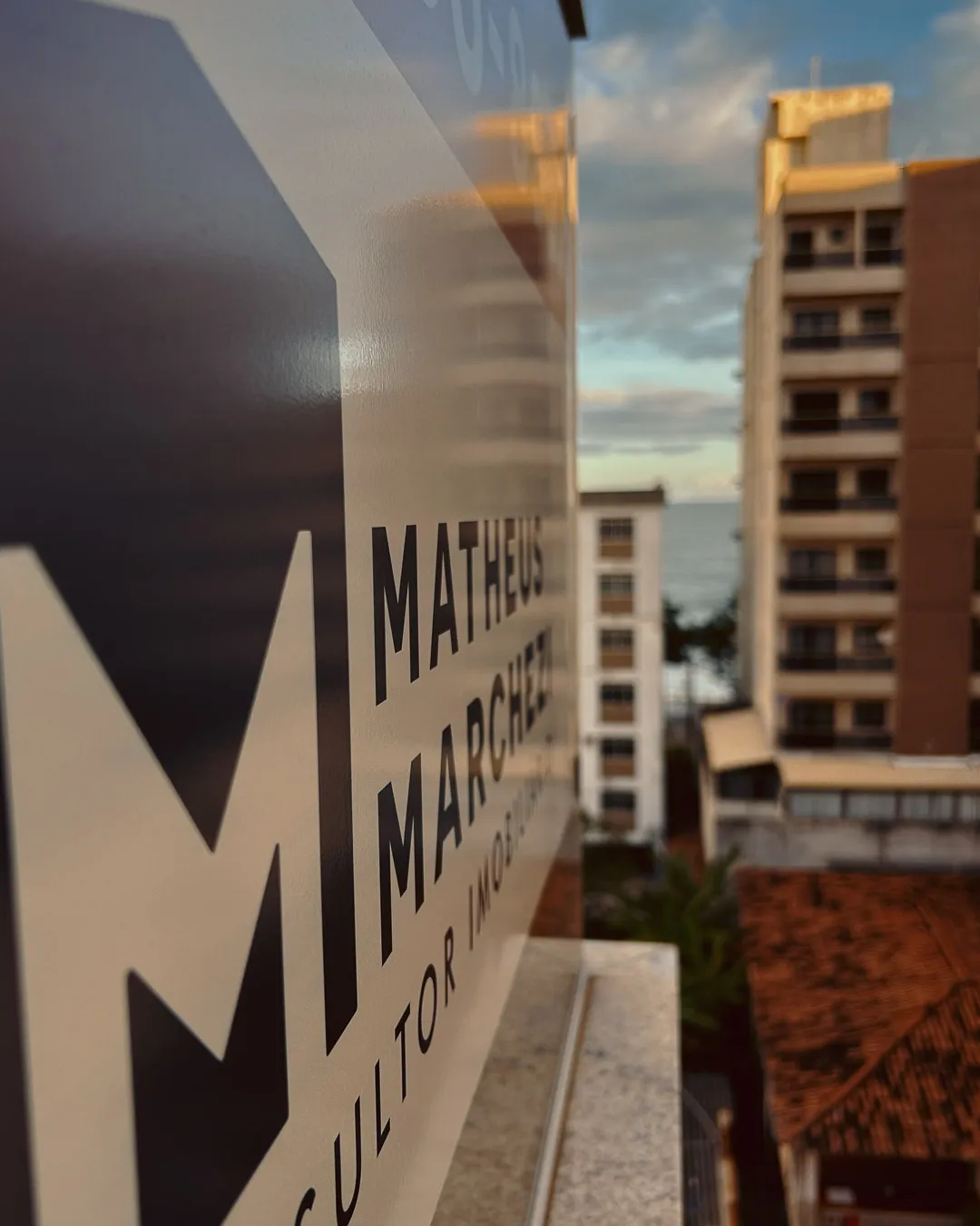 De "Farra" a "Família": Como políticas públicas e a economia redesenharam o público da Praia do Morro.