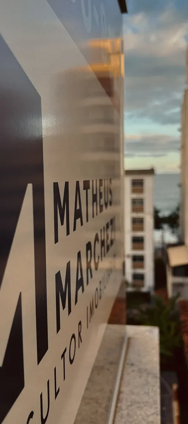 De "Farra" a "Família": Como políticas públicas e a economia redesenharam o público da Praia do Morro. - Capa do artigo por Matheus Marchezi